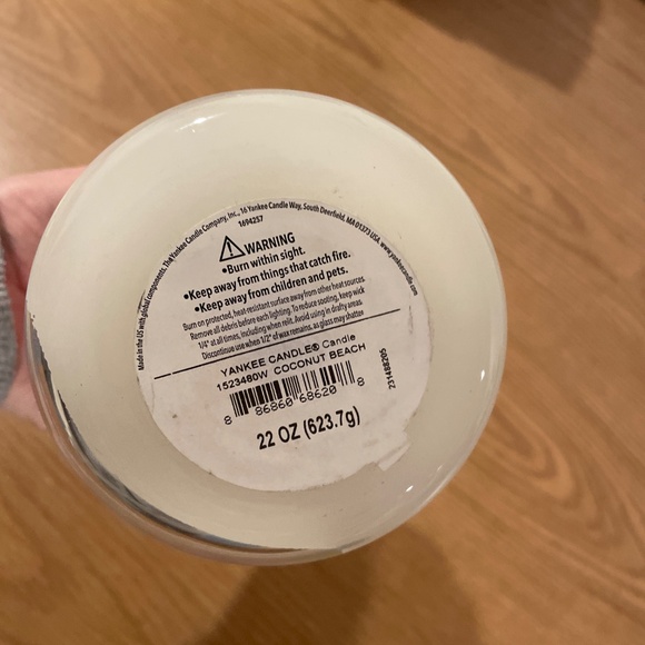 Yankee candle 22oz- coconut beach - Picture 2 of 2